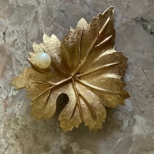 Vintage CHAREL gold tone leaf pin pearl accent